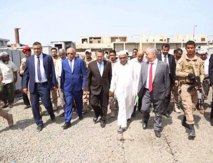 رئيس الوزراء يضع حجر اﻷساس لقاعة الشهداء الكبرى بعدن