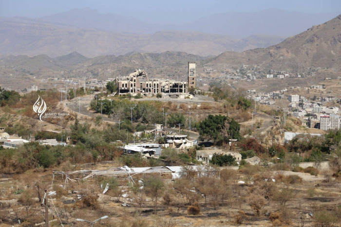 معارك ضارية محيط معسكر التشريفات شرقي تعز ومقتل وجرح عشرات الحوثيين