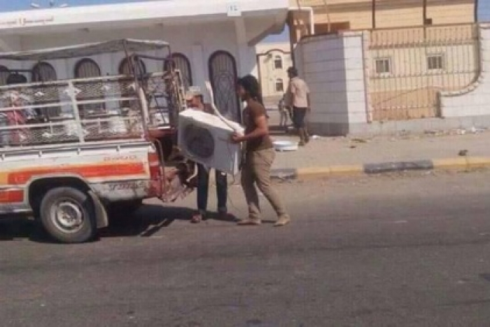 اللواء عيدروس الزبيدي يخلي سكن محافظ عدن  .. صورة