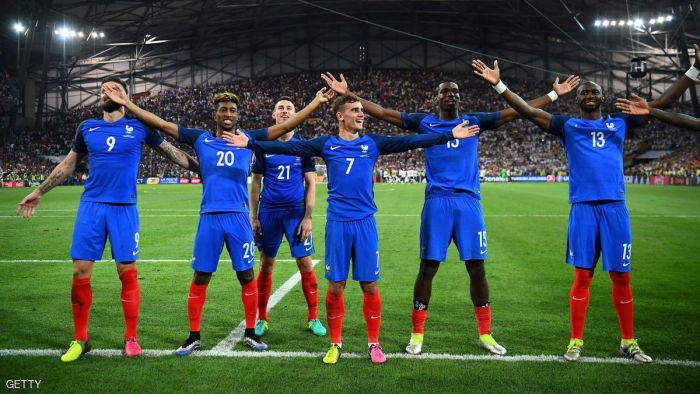 فرنسا تهزم إنجلترا بعشرة لاعبين