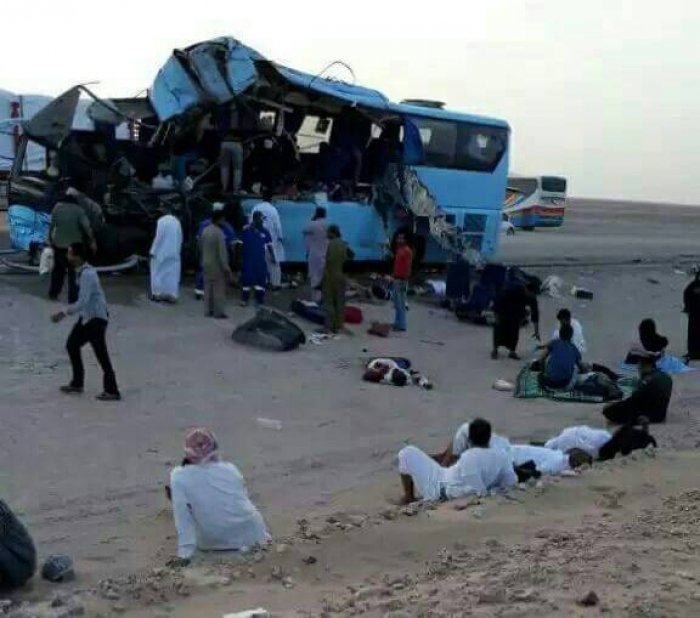 صور .. وفاة واصابة 33 من المغتربين اليمنيين بينهم نساء واطفال في حادث مروع