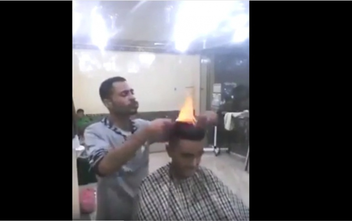 شاهد .. فيديو لا يصدق لحلاق يمني يقوم بقص الشعر عن طريق إشعال النار فيه