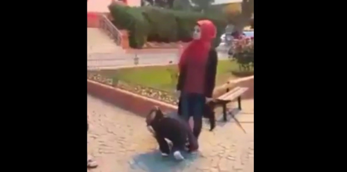بالفيديو.. لهذا السبب أهانت فتاة سورية شابين وأرغمتهما على الانحناء وتقبيل قدميها في تركيا