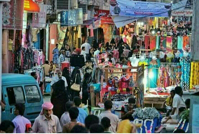 غابت الرواتب وامتنعت الكثير من الأسر المتعففة عن الشراء .. سكان المناطق المحررة يواجهون العيد بإرتفاع جنوني في أسعار الملابس