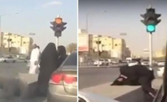 بالفيديو.. نقاش حاد يتحول لمضاربة عنيفة بين فتاتين على أحد الطرق بالسعودية