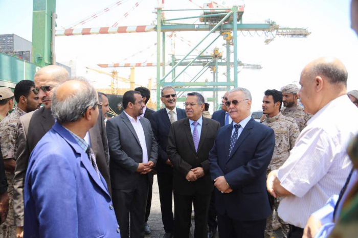 رئيس الوزراء يتفقد مولدات الكهرباء الجديدة الواصلة لميناء عدن