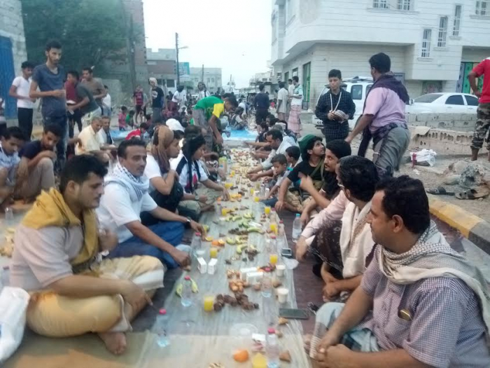 ابناء خور مكسر يقيمون مادبة افطار جماعية بمناسبة الذكرى الثانية لتحرير عدن