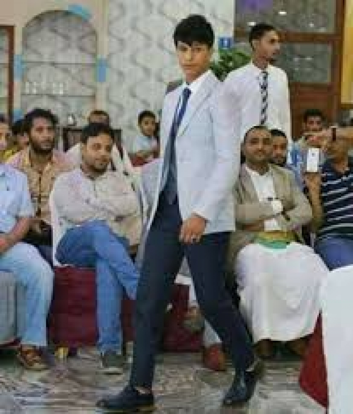 تنظيم عرض أزياء للرجال في العاصمة اليمنية صنعاء يثير اليمنيين ..  صورة