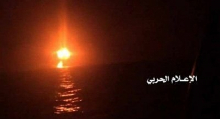مليشيا الحوثي تزعم استهداف سفينة إنزال عسكرية للتحالف العربي قبالة سواحل المخا