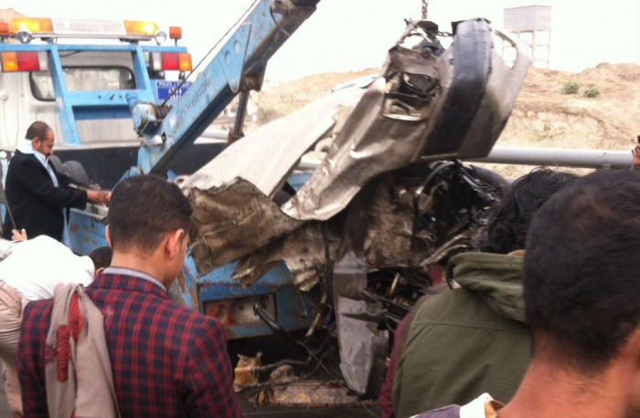 بالفيديو.. حادث شنيع على جسر بصنعاء .. وهذا فقط ما تبقى من السيارة