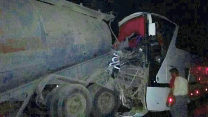 شاهد .. حادث خطير لباص نقل جماعي في عقبة عبد الله غريب بحضرموت "صورة"
