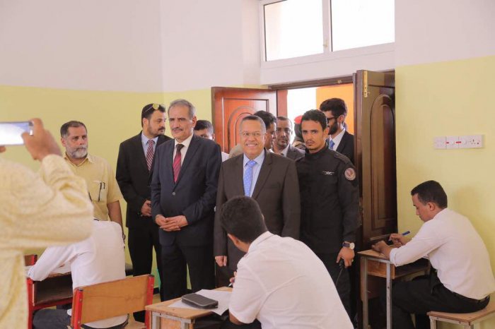 رئيس الوزراء يتفقد امتحانات الثانوية العامة بعدن والمحافظات المحررة