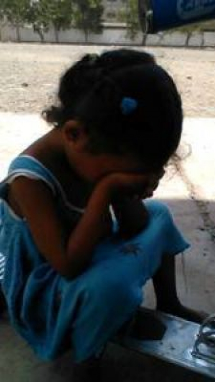 شاهد الصورة : طفلة عدنية حزينة ..قبل عامين من الان