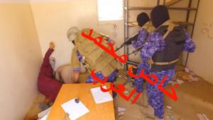 شاهد : مراسل قناة العربية ينشر صور حصرية لحظة القبض على الخلية الحوثية بمأرب
