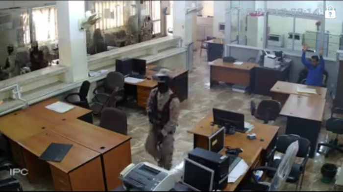 توقيف شخصين شاركا في سطو مسلح على بنك بعدن اليمنية