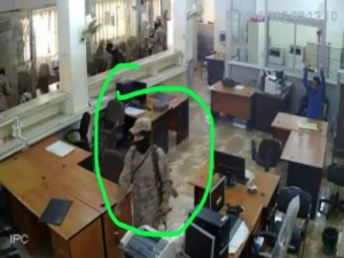 شاهد فيديو لمداهمة أمن عدن وإعتقاله عدد من مقتحمي البنك الأهلي
