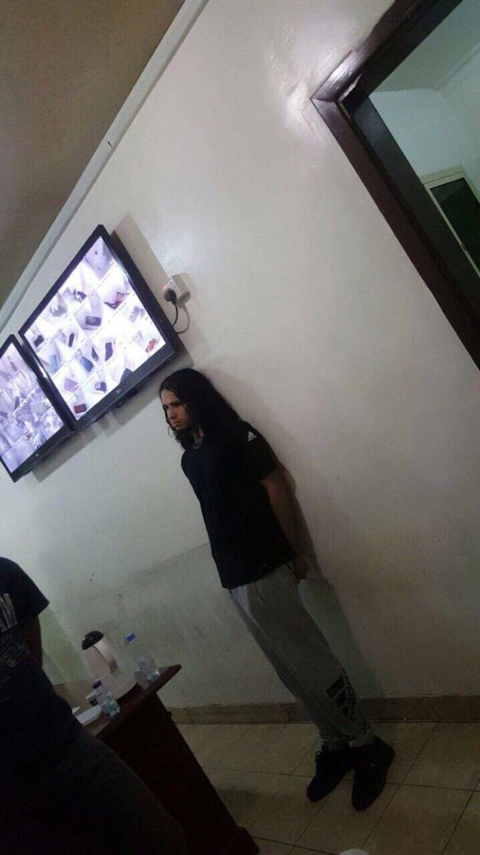 شاهد بالصورة: لحظة القبض على الأمير سعودي الذي اعتدى بالضرب على مقيم يمني وآخرين