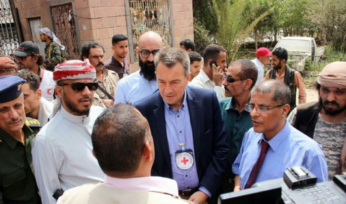 رئيس لجنة الصليب الأحمر يمر من طريق "الحمير" إلى بالتعز "صور"