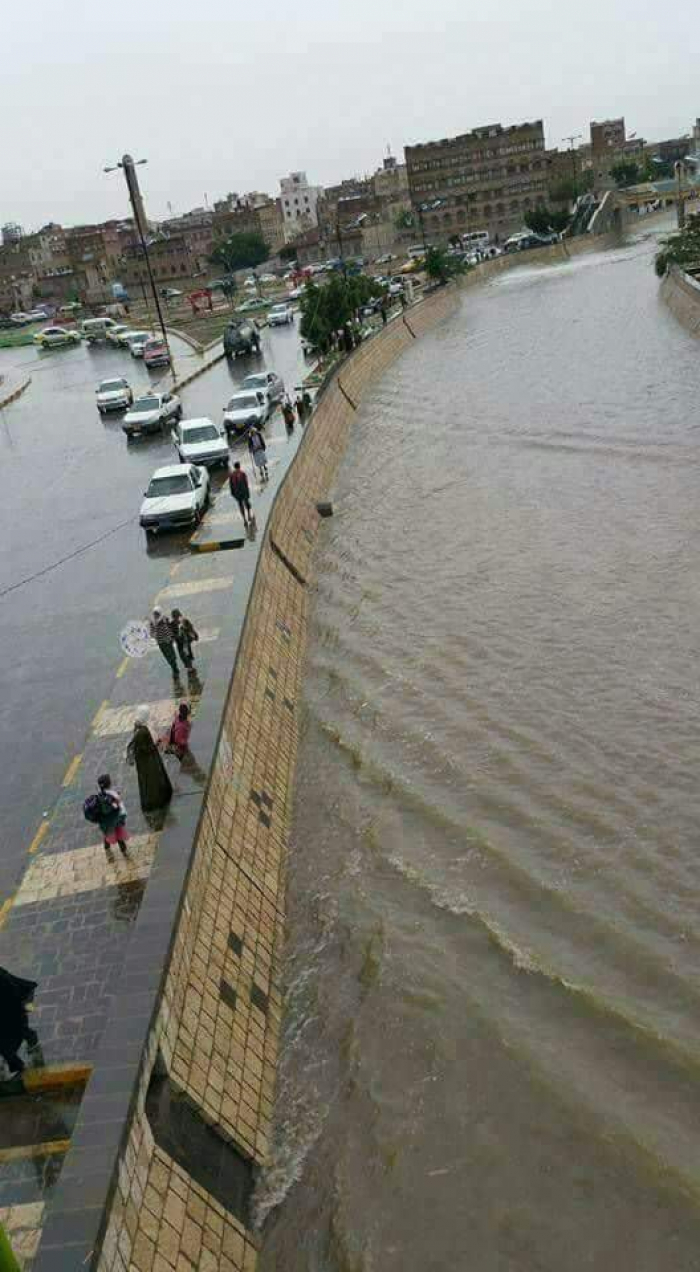 بالفيديو والصور .. تحذيرات بسبب امطار وسيول غزيرة تشهدها العاصمة صنعاء