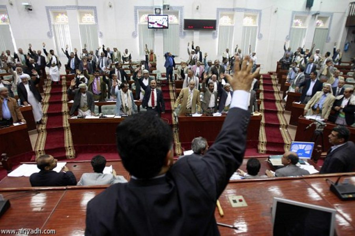 مصدر سياسي رفيع : البرلمان سيعقد أولى جلساته في عدن الشهر المقبل بحضور محتمل لـ " يحيى الراعي "