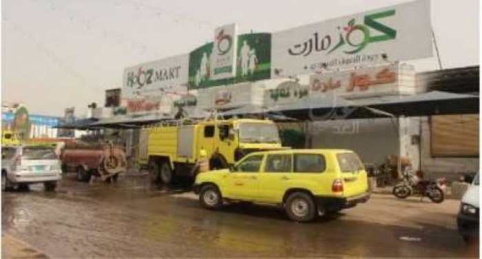 حريق يدمر مركز تسوق في عدن (صور)