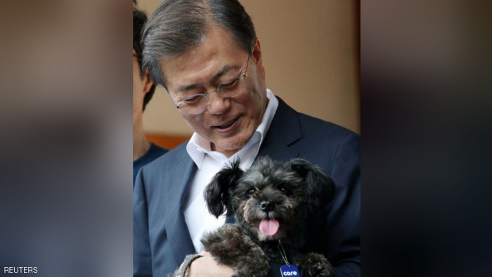 رئيس كوريا الجنوبية ينقذ كلبا ويتبناه