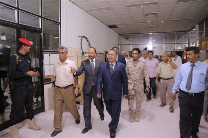 رئيس الوزراء يتفقد مشروع الكيبل البحري في عدن ويبشر بمشاريع استراتيجية