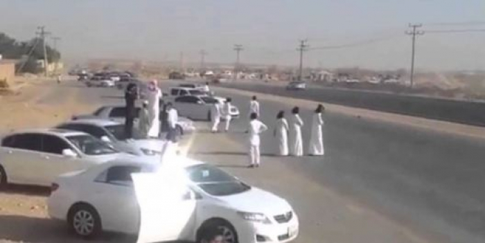 فتاة سعودية تشعل غضباً واسعاً بعد ظهورها ترقص برفقة شباب لتشجيع المفحطين! (فيديو)