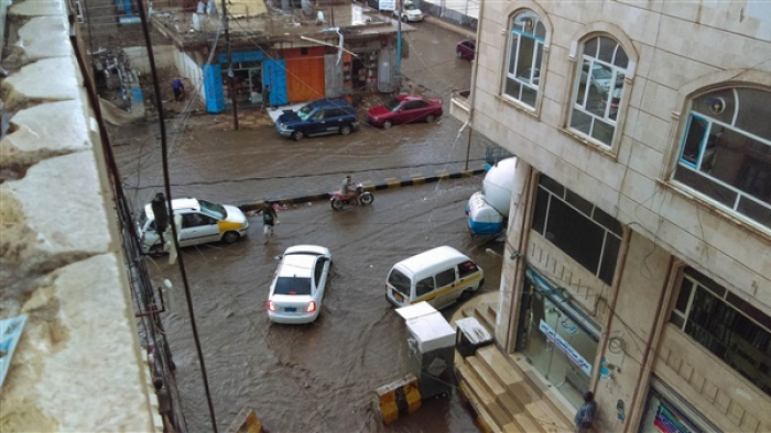 أمطار غزيرة في صنعاء وتدفق للسيول (فيديو)