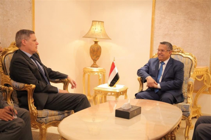 رئيس الوزراء سفير امريكا: مليشيا الحوثي وصالح نهبت 518 مليار يمني من خزينة الدولة