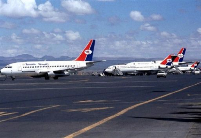 الحكومة تعلن استعدادها فتح مطار صنعاء شرط إدارته من قبل موظفي الدولة قبل الانقلاب