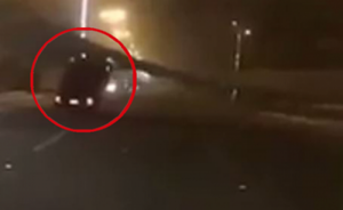 بالفيديو.. عاصفة قوية توقف سيارة على عجلاتها الخلفية بالسعودية
