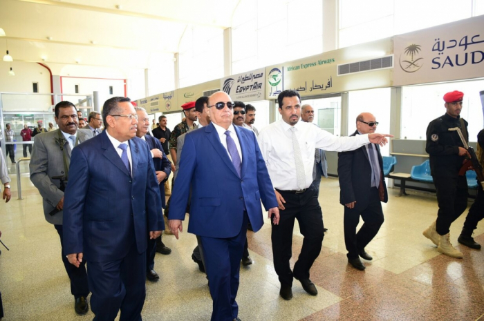 مصدر : عودة الرئيس هادي من مطار الملك خالد بعد ان كان في طريقه الى (عدن)