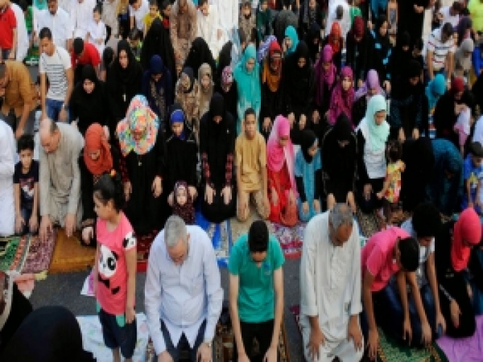هل يجوز صلاة الرجال بجوار النساء في مصلى العيد ؟ (نص الفتوى)