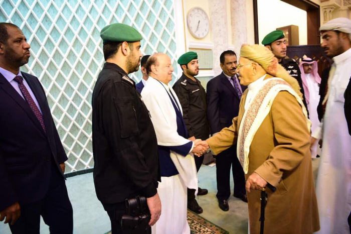 شاهد صورة .. الرئيس يؤدي صلاة عيد الأضحى بالزي الشعبي اليمني بمقر إقامته في الرياض