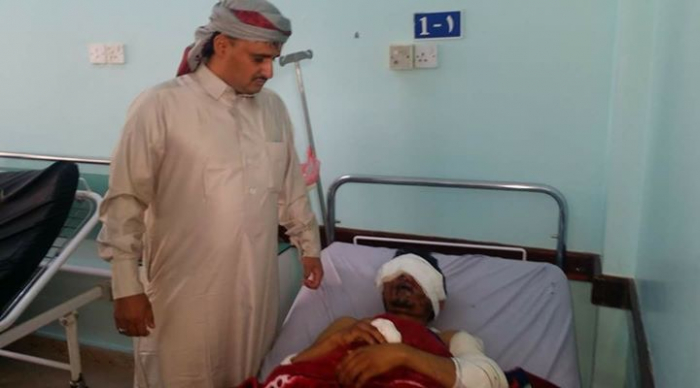 شاهد اول صورة لقائد اللواء 81 العميد محمد علي الجرادي بعد اصابته في قصف حوثي استهدف صلي العيد في مارب