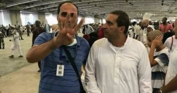 بهذه الطريقة برر الداعية المصري عمرو خالد صورته المثيرة مع شخص يرفع شعار "رابعة"