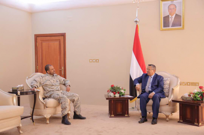 رئيس الوزراء يناقش الأوضاع الأمنية في العاصمة المؤقتة عدن مع مدير الأمن شلال شائع