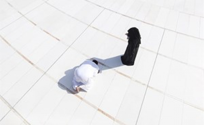 قصة صورة امرأة مع زوجها في المسجد الحرام أشعلت مواقع التواصل الإجتماعي