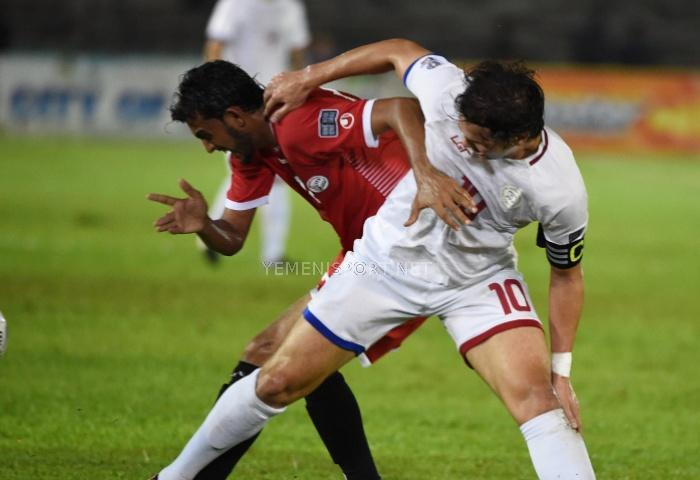 شاهد الصورة والفيديو  : لاعب اليمن يهدي هدفه بمرمى الفلبين الى الطفلة الجريحة بثينة