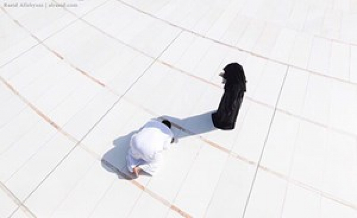 الصورة التي ألهبت مشاعر الآلاف.. ماذا قال صاحبها؟
