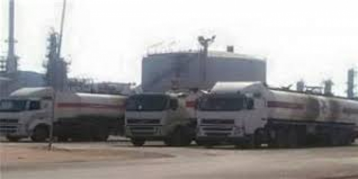 مصدر بميناء الزيت : الحزام الأمني يفرج عن 21 قاطرة محملة بالوقود لكهرباء عدن