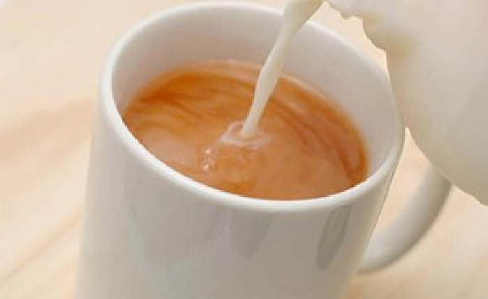احذر.. شرب الشاي بالحليب يسبب هذه الأمراض