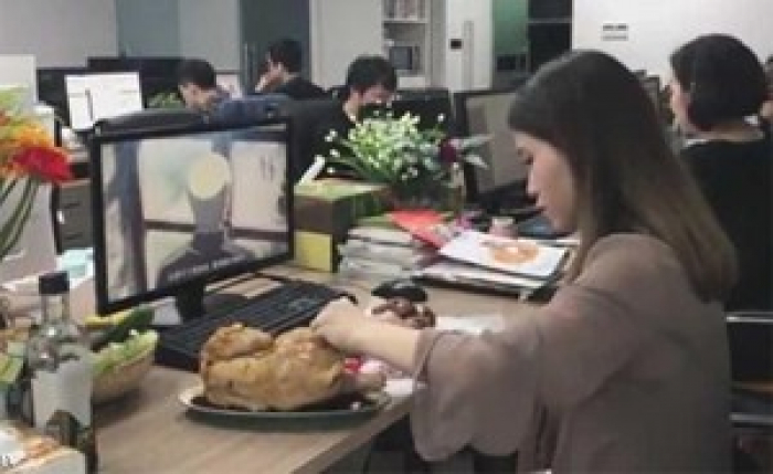 شاهد واحذر تقلدها : بالفيديو.. صينية تطبخ دجاجة على طاولة العمل