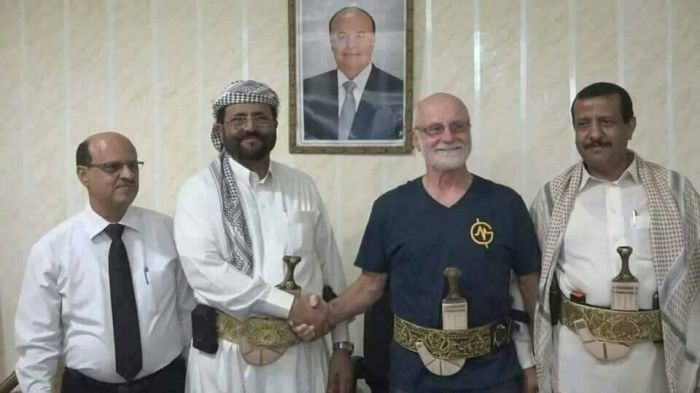 طبيب  امريكي يلبس الخنجر " الجنبية " اليمني في مارب ( صورة تشعل مواقع التواصل الاجتماعي)