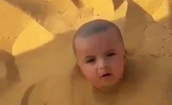 شاهد فيديو لطفل في السعودية مدفون في الرمال يبكي.. والوالد "يسخر"!