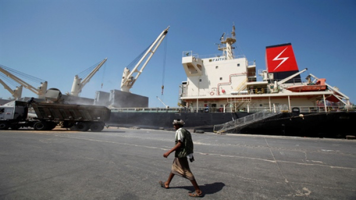 التحالف العربي : مليشيا الانقلاب تعرقل تفريغ 15 سفينة تحمل اغذية ومحروقات بميناء الحديدة
