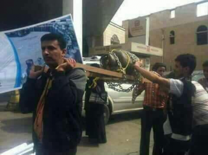 شاهد بالصورة: ناشطون يتداولون صورة من محافظة ذمار لتشييع دبة الغاز في حضور لافت لمواراة "الفقيدة"