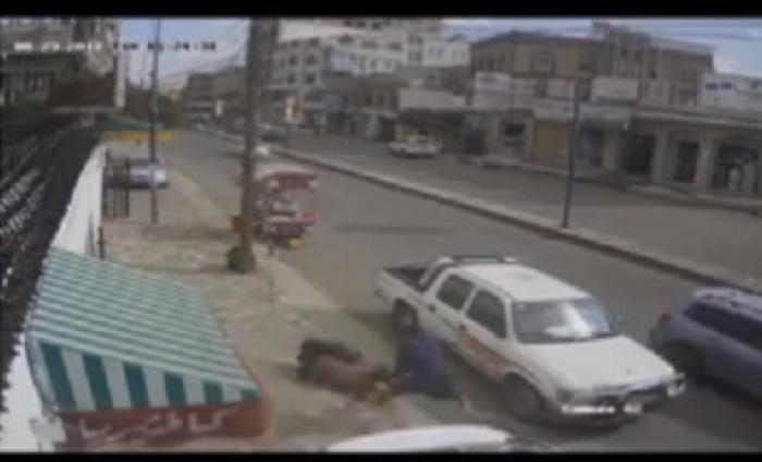 شاهد : محامي صالح يكشف النقاب أخيراً عن مقطع فيديو يظهر لحظة الاعتداء عليه من الحوثيين