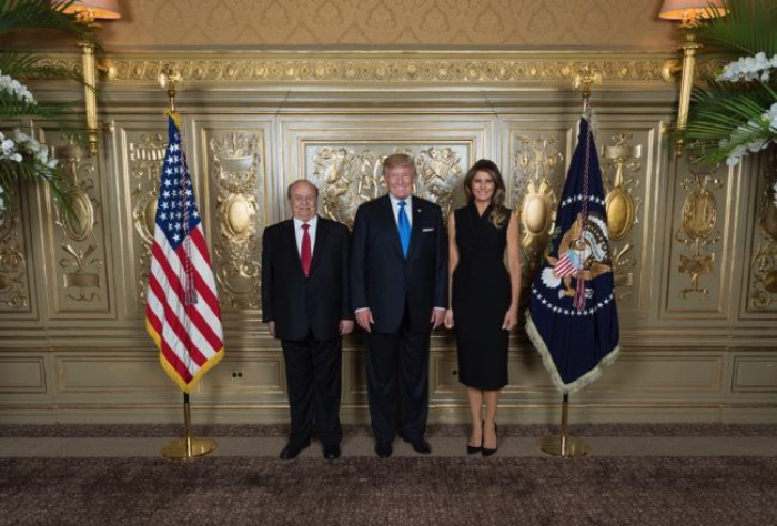 شاهد : الرئيس الامريكي وزوجته في استقبال الرئيس اليمني عبدربه منصور هادي